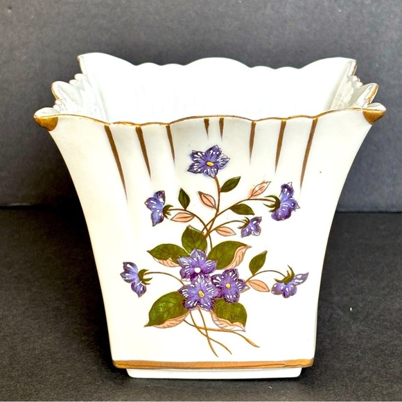 Lefton Other - Vintage LEFTON Vase Planter White Bisque Hand Painted Scalloped Gold Edge 50’s